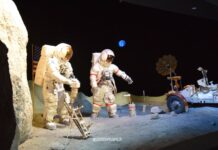 Cosa vedere a Houston in 2 giorni: musei, spazio e dinosauri rappresentazione degli astronauti sulla luna allo houston space center