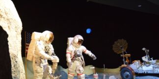 Cosa vedere a Houston in 2 giorni: musei, spazio e dinosauri rappresentazione degli astronauti sulla luna allo houston space center