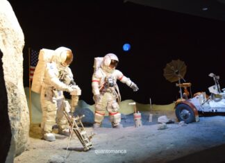 Cosa vedere a Houston in 2 giorni: musei, spazio e dinosauri rappresentazione degli astronauti sulla luna allo houston space center