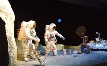 Cosa vedere a Houston in 2 giorni: musei, spazio e dinosauri rappresentazione degli astronauti sulla luna allo houston space center