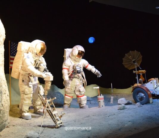 Cosa vedere a Houston in 2 giorni: musei, spazio e dinosauri rappresentazione degli astronauti sulla luna allo houston space center