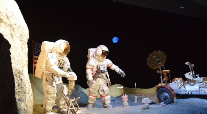Cosa vedere a Houston in 2 giorni: musei, spazio e dinosauri rappresentazione degli astronauti sulla luna allo houston space center