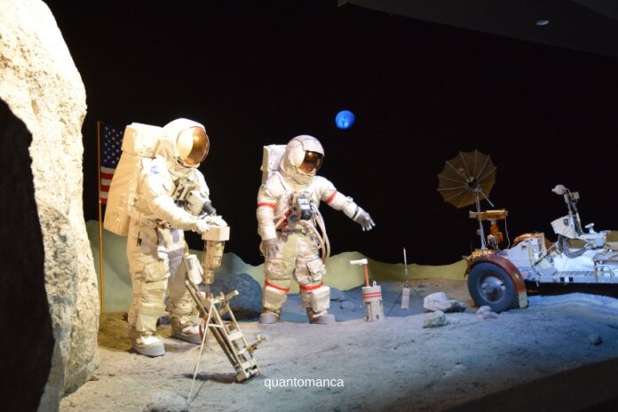 rappresentazione degli astronauti sulla luna allo houston space center