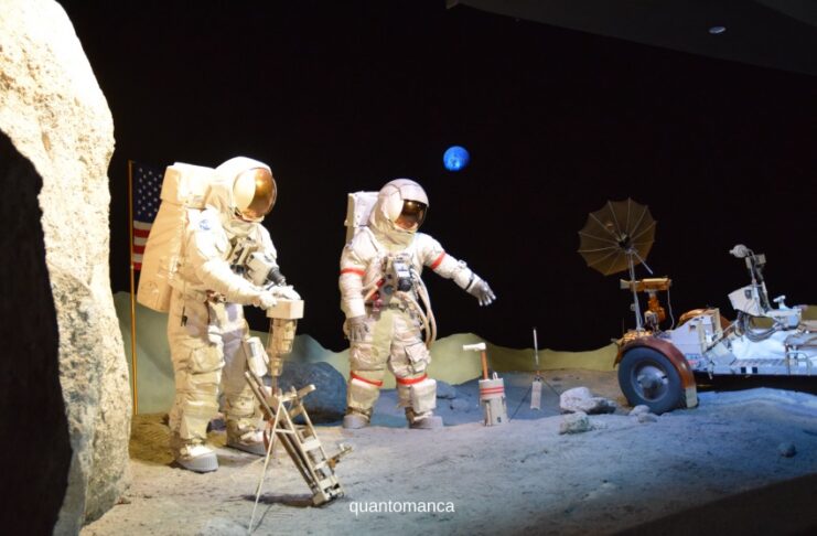 Cosa vedere a Houston in 2 giorni: musei, spazio e dinosauri rappresentazione degli astronauti sulla luna allo houston space center