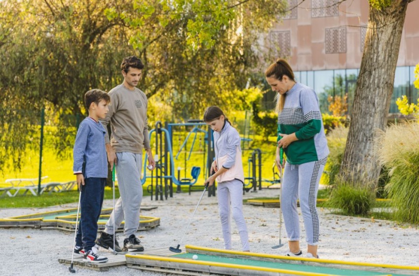 famiglia che gioca a mini golf alle terme tuhelj in croazia