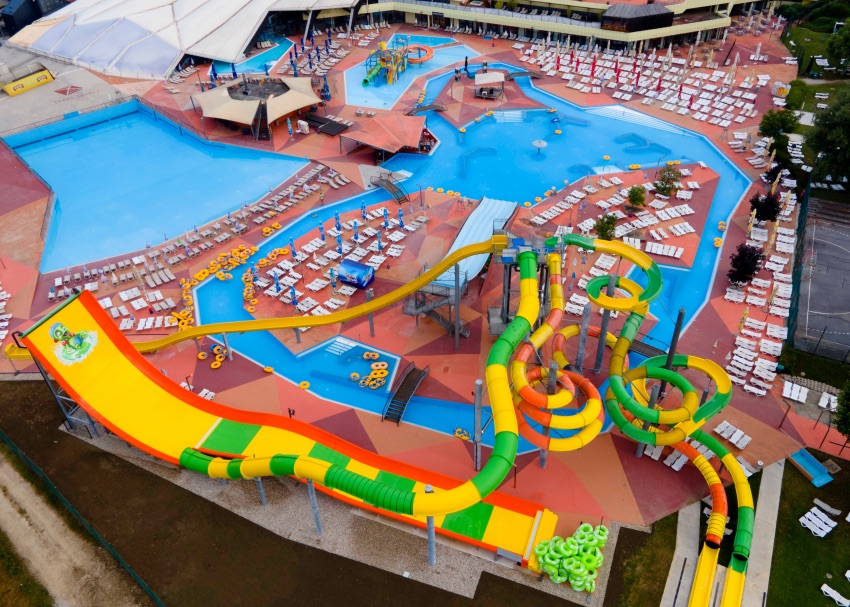 panoramica delle terme tuhelj in croazia con piscine esterne e scivolo gigante