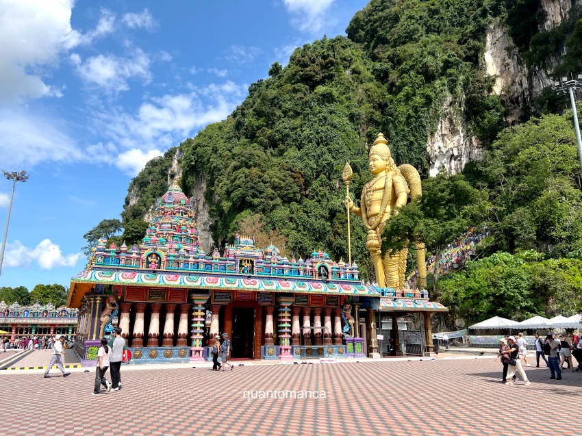Batu Caves complesso di grotte calcaree sacre all'induismo vicino kuala lumpur malesia