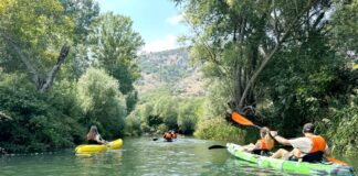Canoa sul Tirino: un’esperienza lenta e rilassante in Abruzzo escursione in canoa sul fiume tirino in abruzzo