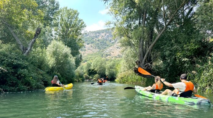 Canoa sul Tirino: un’esperienza lenta e rilassante in Abruzzo escursione in canoa sul fiume tirino in abruzzo