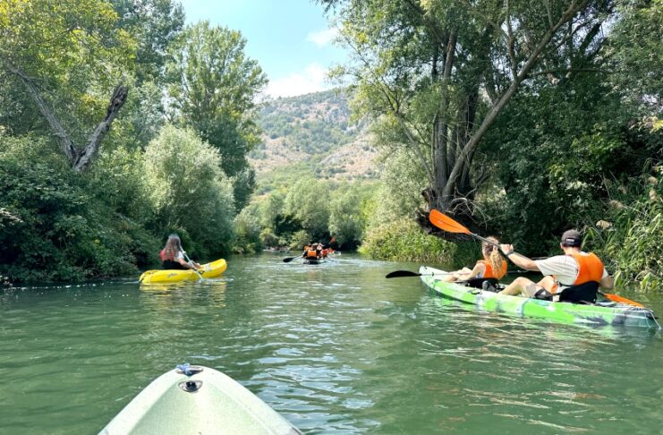 Canoa sul Tirino: un’esperienza lenta e rilassante in Abruzzo escursione in canoa sul fiume tirino in abruzzo