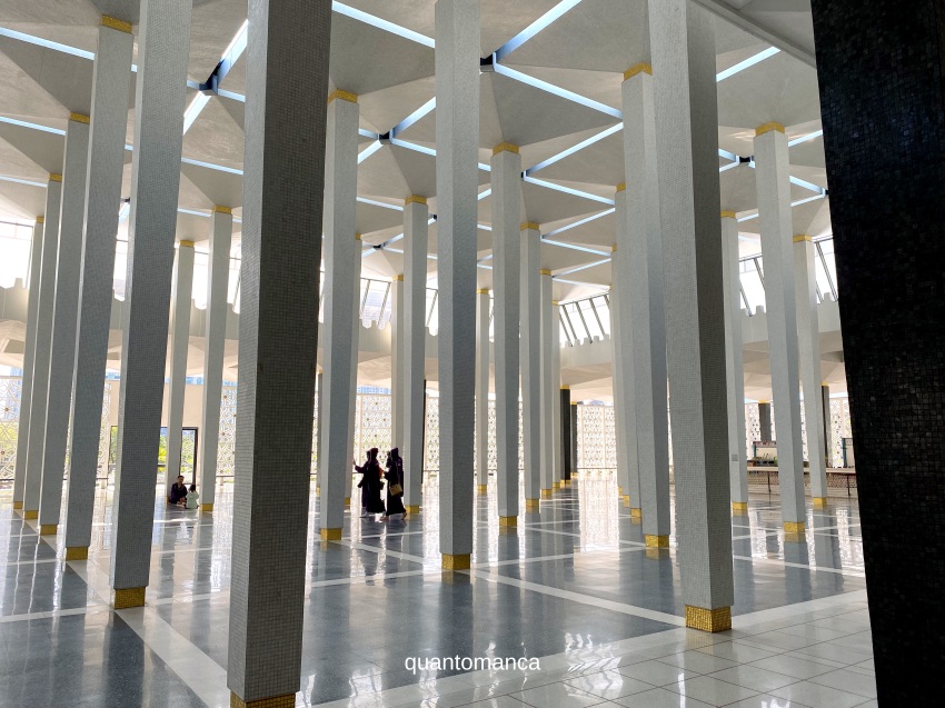 architettura moderna della moschea Masjid Negara di kuala lumpur
