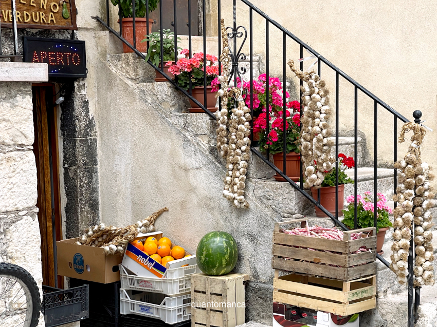 negozio che vende frutta e verdura a pescocostanzo in abruzzo