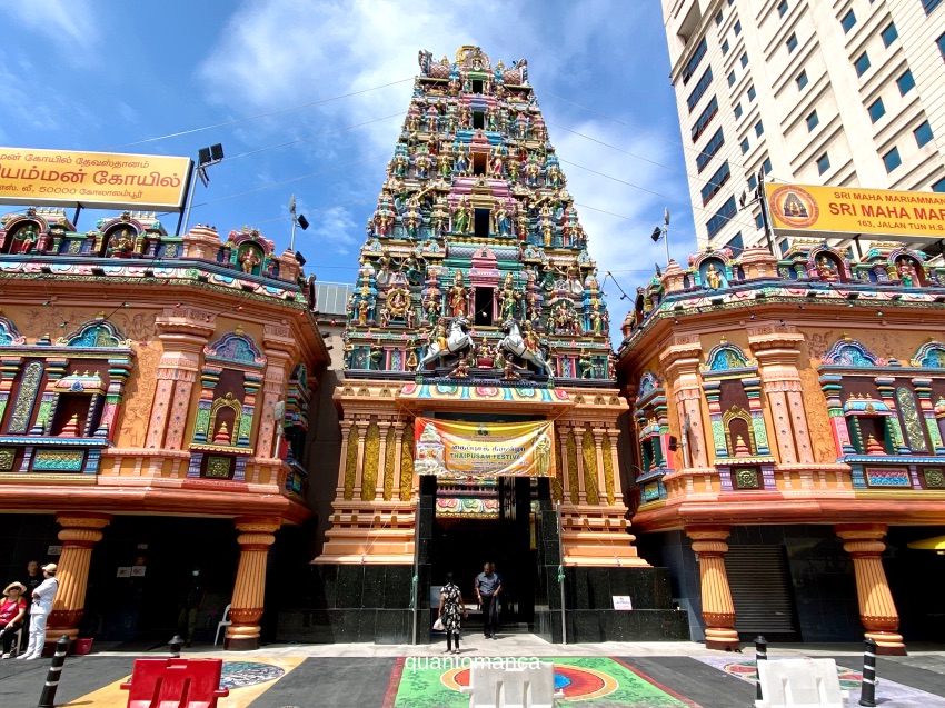Il tempio Sri Mahamariamman è il più antico tempio induista di Kuala Lumpur e si trova nel cuore di Chinatown