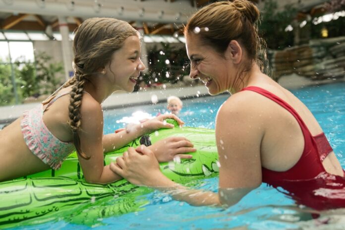 famiglia che si diverte alle Terme Čatež un slovenia