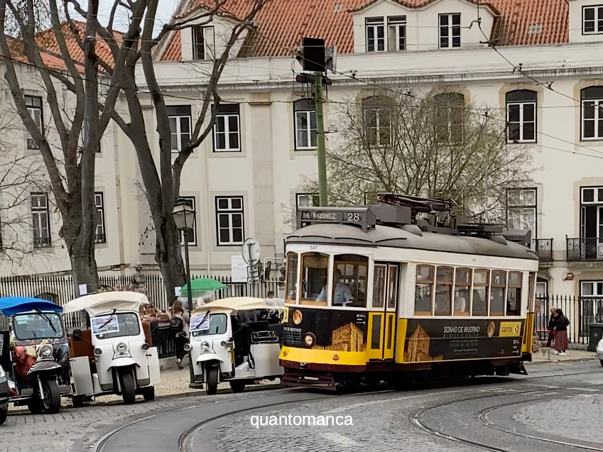 il tram 28 di Lisbona che attraversa alcuni dei quartieri della città