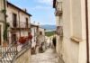 Pescocostanzo: cosa vedere nel borgo più bello dell’Abruzzo centro storico con strade in pietra di pescocostanzo in abruzzo