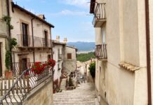 Pescocostanzo: cosa vedere nel borgo più bello dell’Abruzzo centro storico con strade in pietra di pescocostanzo in abruzzo