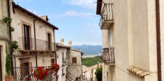 Pescocostanzo: cosa vedere nel borgo più bello dell’Abruzzo centro storico con strade in pietra di pescocostanzo in abruzzo