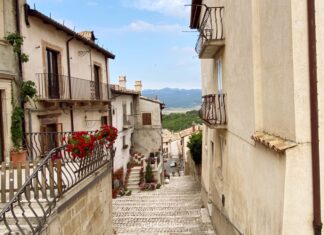 Pescocostanzo: cosa vedere nel borgo più bello dell’Abruzzo centro storico con strade in pietra di pescocostanzo in abruzzo