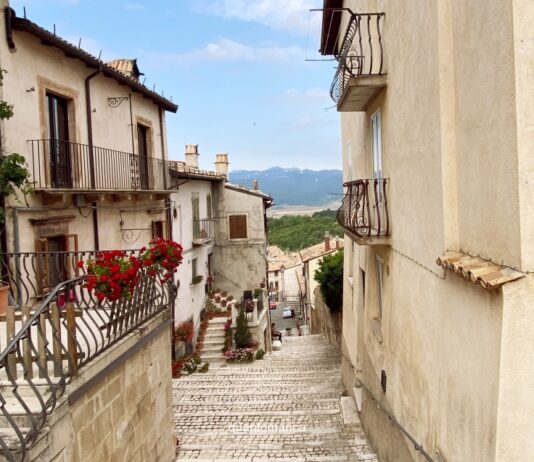 Pescocostanzo: cosa vedere nel borgo più bello dell’Abruzzo centro storico con strade in pietra di pescocostanzo in abruzzo