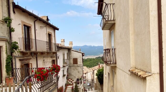 Pescocostanzo: cosa vedere nel borgo più bello dell’Abruzzo centro storico con strade in pietra di pescocostanzo in abruzzo