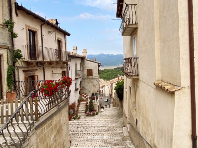 centro storico con strade in pietra di pescocostanzo in abruzzo