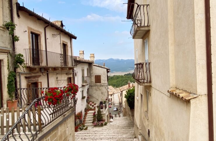 Pescocostanzo: cosa vedere nel borgo più bello dell’Abruzzo centro storico con strade in pietra di pescocostanzo in abruzzo