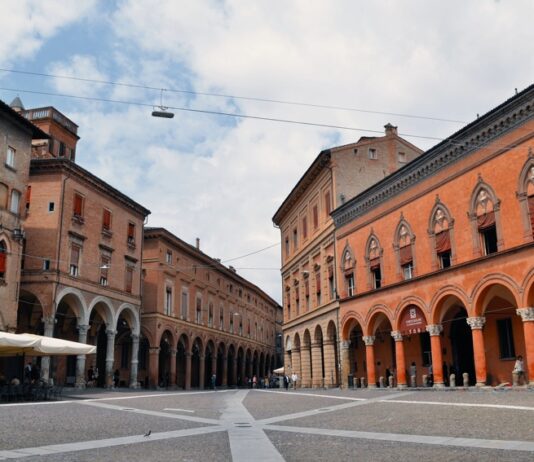 Da San Luca alla Motor Valley: Bologna è sempre più family friendly piazza di bologna