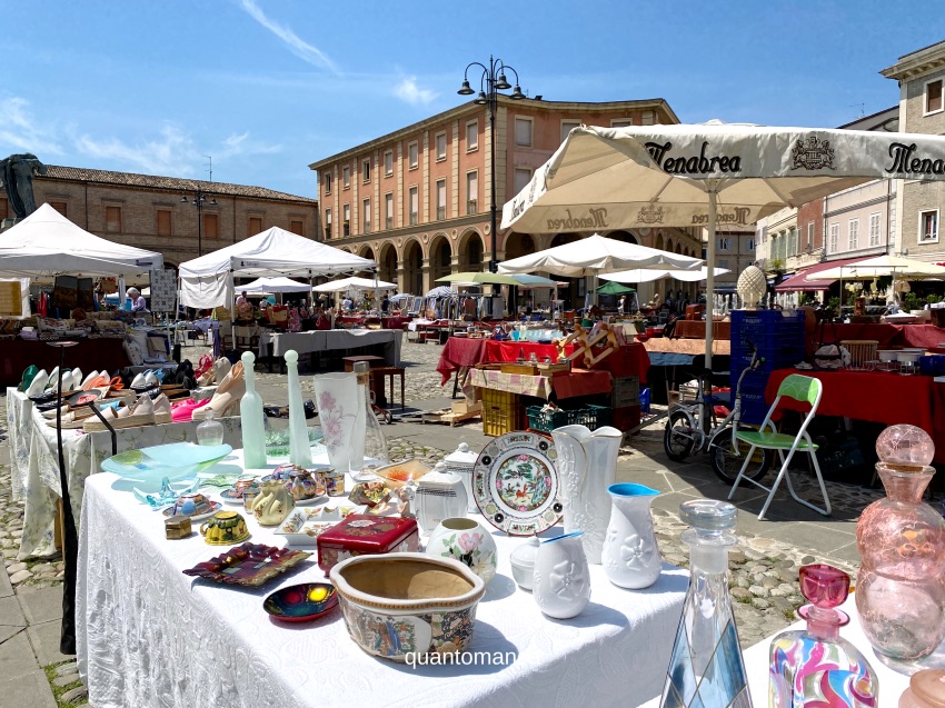 mercato in piazza ganganelli a Santarcangelo di Romagna