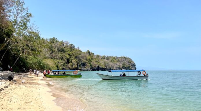 Langkawi: la pausa tropicale perfetta dopo le città della Malesia spiaggia sabbiosa e acqua cristallina di una spiaggi di langkawi in malesia