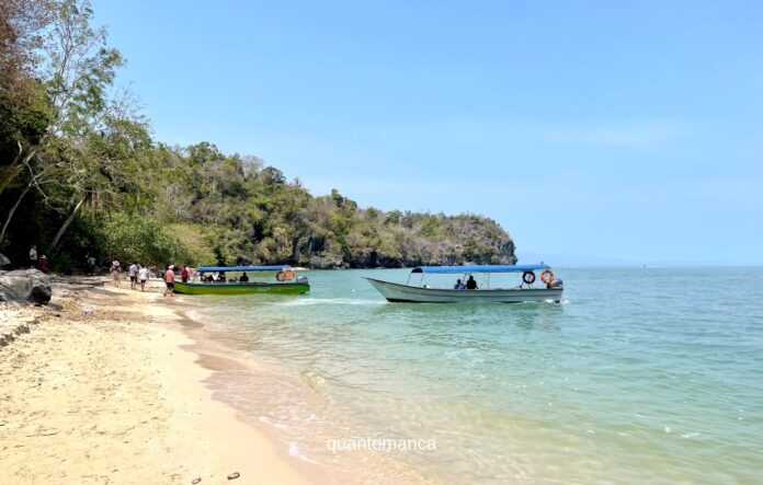spiaggia di langkwaei malesia spiaggia sabbiosa e acqua cristallina di una spiaggi di langkawi in malesia