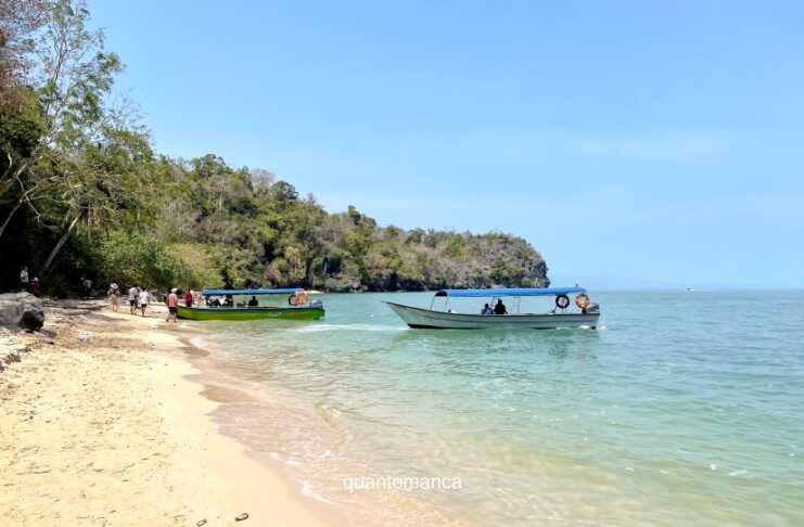 Langkawi: la pausa tropicale perfetta dopo le città della Malesia spiaggia sabbiosa e acqua cristallina di una spiaggi di langkawi in malesia