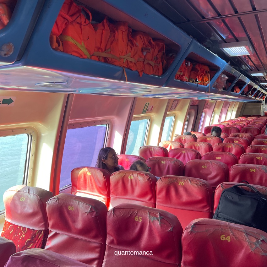 interno del traghetto che va da kuala perlis a langkawi in malesia