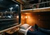 Treni notturni in Europa: la guida per partire dall’Italia di notte interno di una cuccetta treno con letti