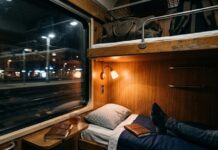 Treni notturni in Europa: la guida per partire dall’Italia di notte interno di una cuccetta treno con letti