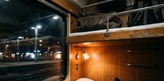Treni notturni in Europa: la guida per partire dall’Italia di notte interno di una cuccetta treno con letti