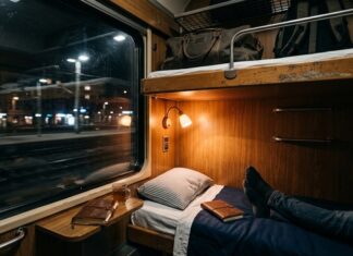 Treni notturni in Europa: la guida per partire dall’Italia di notte interno di una cuccetta treno con letti