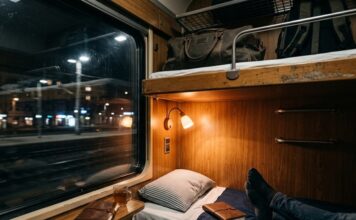 Treni notturni in Europa: la guida per partire dall’Italia di notte interno di una cuccetta treno con letti