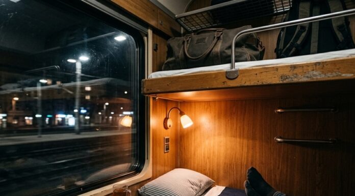 Treni notturni in Europa: la guida per partire dall’Italia di notte interno di una cuccetta treno con letti