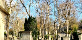 Halloween a Parigi: parchi, misteri e brividi per tutta la famiglia vista delle tombe al cimitero Père-Lachaise di parigi