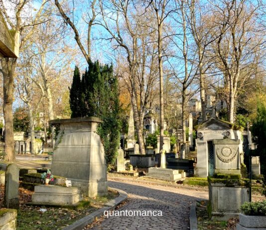 Halloween a Parigi: parchi, misteri e brividi per tutta la famiglia vista delle tombe al cimitero Père-Lachaise di parigi