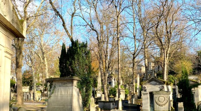 Halloween a Parigi: parchi, misteri e brividi per tutta la famiglia vista delle tombe al cimitero Père-Lachaise di parigi