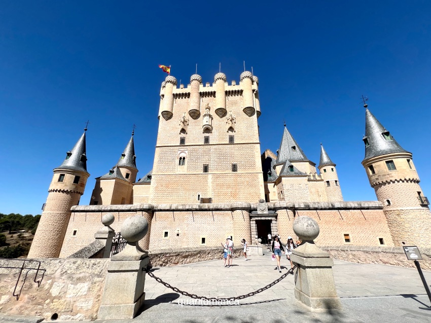 l'alcazar di segovia che sembra un castello delle fiabe