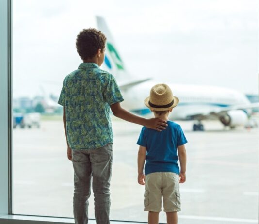Genitori e bambini separati in aereo: cosa controllare quando i posti assegnati non sono quelli attesi
