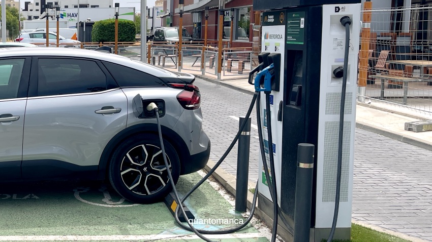 auto elettrica in ricarica presso una colonnina in spagna
