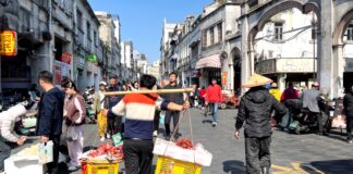 Hainan: l’isola tropicale della Cina che non ti aspetti venditore ad haikou nell' isola di hainan