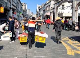 Hainan: l’isola tropicale della Cina che non ti aspetti venditore ad haikou nell' isola di hainan