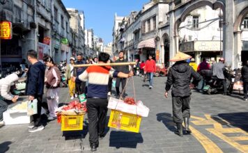 Hainan: l’isola tropicale della Cina che non ti aspetti venditore ad haikou nell' isola di hainan