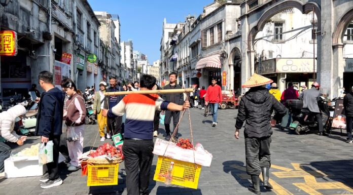 Hainan: l’isola tropicale della Cina che non ti aspetti venditore ad haikou nell' isola di hainan