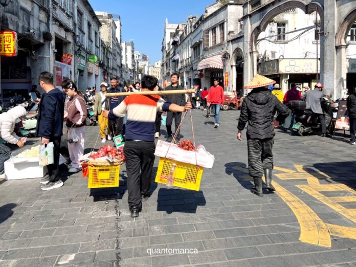 venditore ad haikou nell' isola di hainan